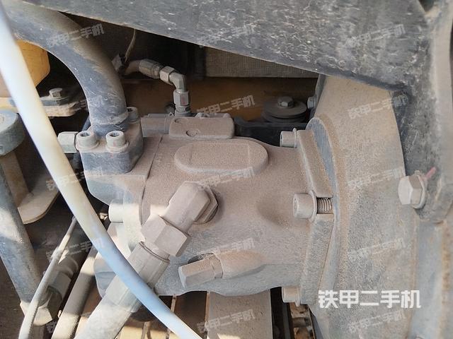 液压泵舱室正面整体（整机外观）