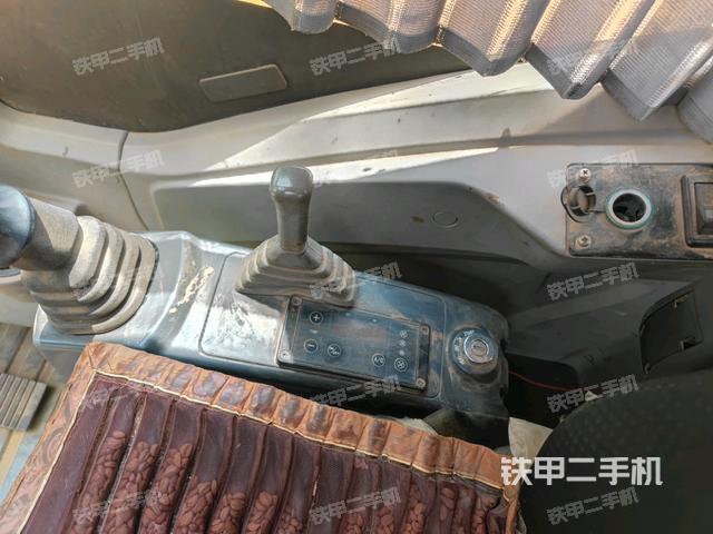 座椅左側(cè)控制臺/音響/含左手柄(駕駛室部分) 座椅左側(cè)控制臺/音響/含左手柄(駕駛室部分)