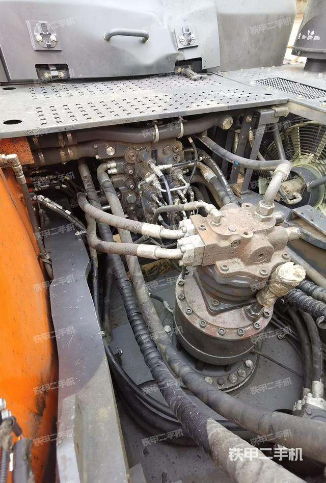 回转马达和主控阀（整机外观）