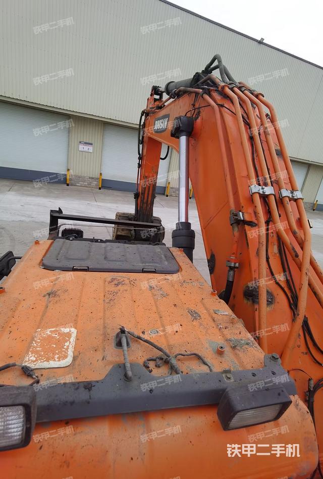 驾驶室顶部（整机外观）