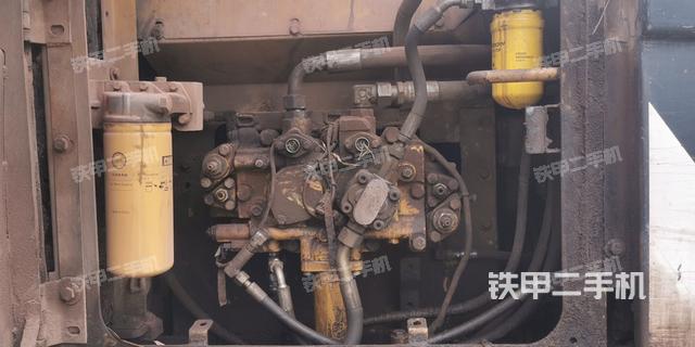 液压泵舱室正面整体（整机外观）