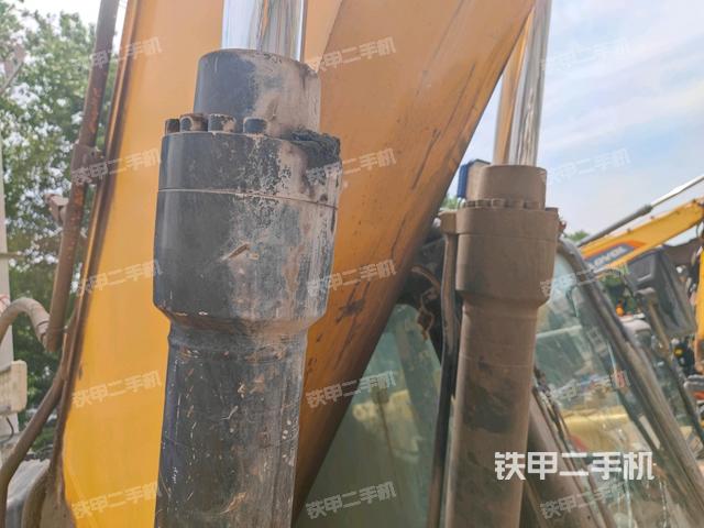 大臂油缸整体 竖拍(工作和回转装置) 大臂油缸整体 竖拍(工作和回转装置)