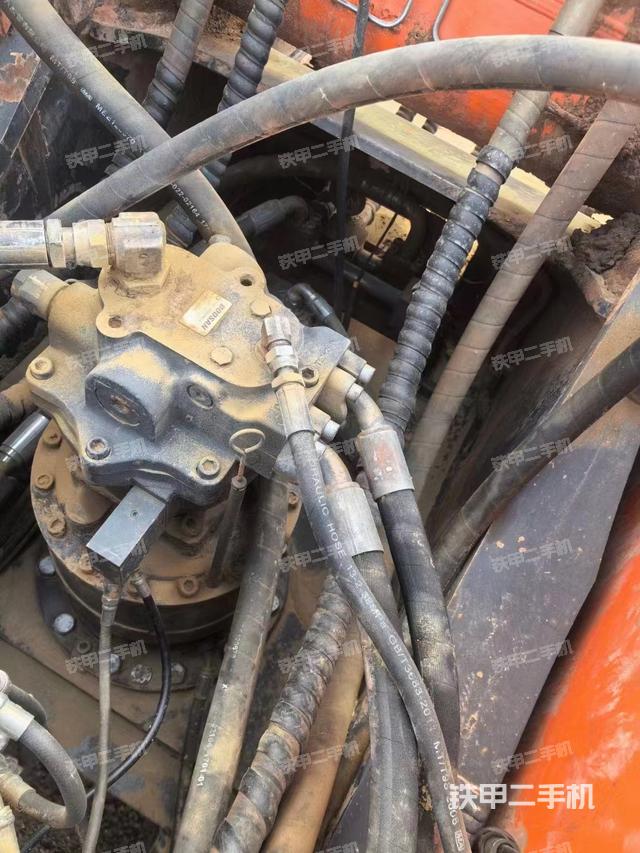 回转马达和主控阀（整机外观）