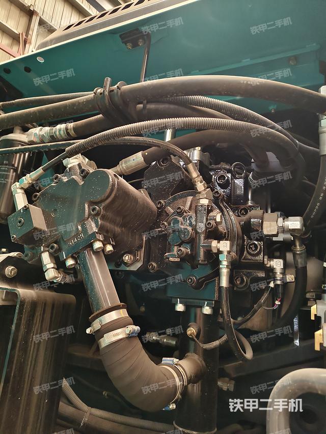 液压泵舱室正面整体（整机外观）