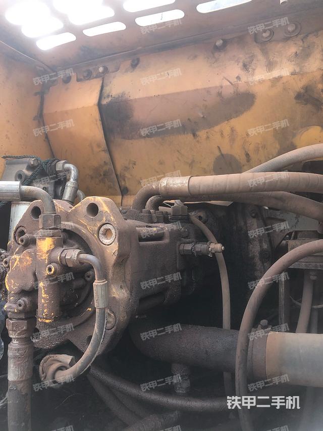 液压泵舱室正面整体（整机外观）