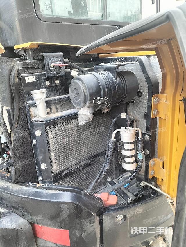 液压泵舱室正面整体（整机外观）