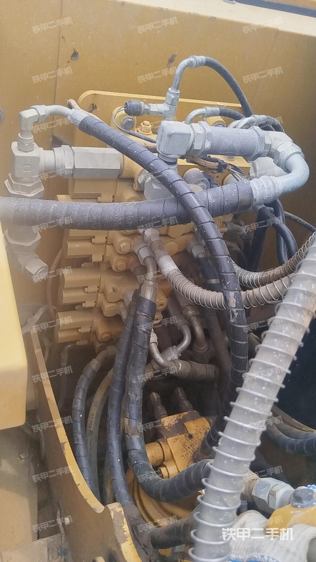 回转马达和主控阀（整机外观）