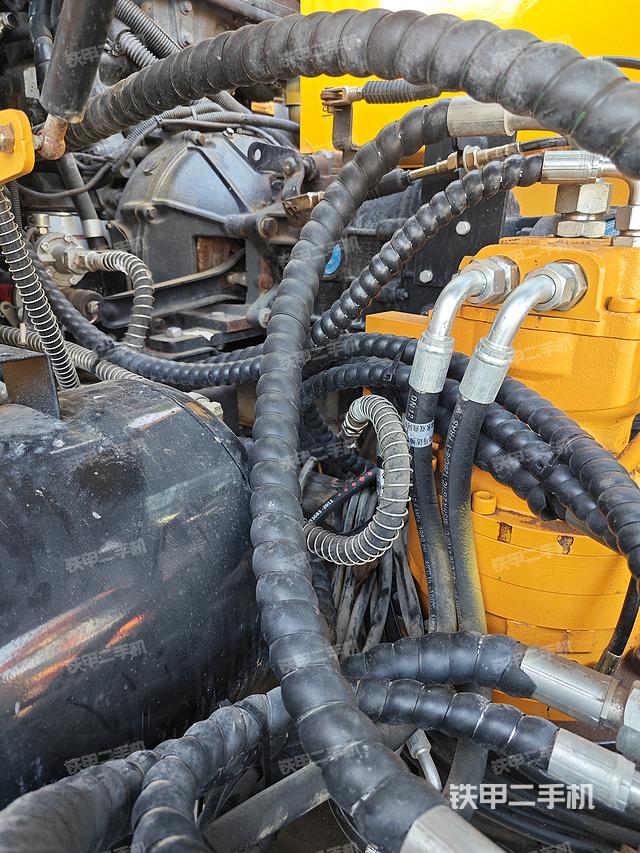 液压泵舱室正面整体（整机外观）