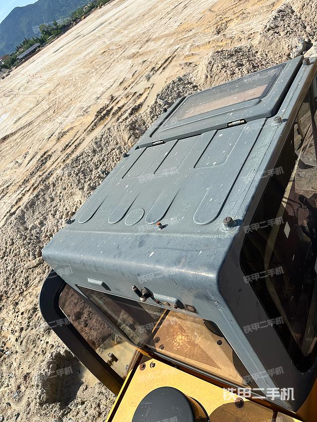 驾驶室顶部（整机外观）