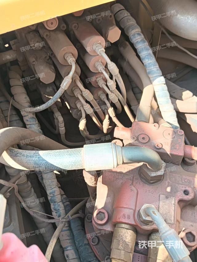 回转马达和主控阀（整机外观）