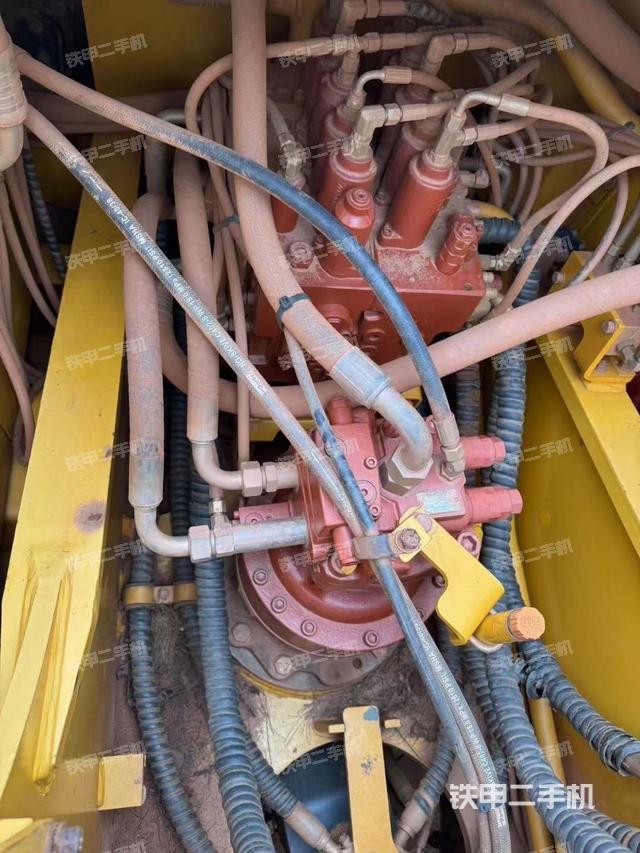 回转马达和主控阀（整机外观）