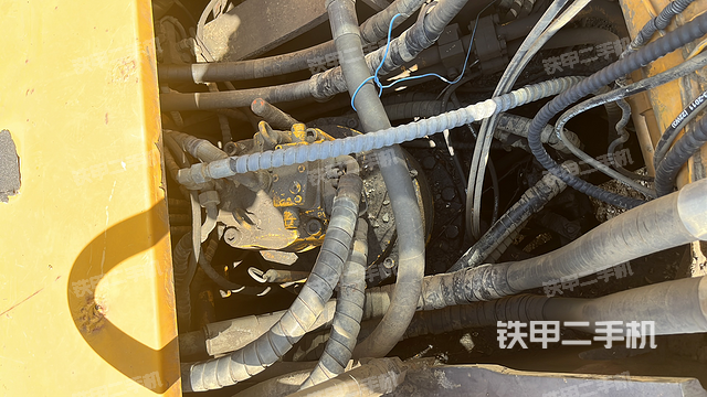 回转马达和主控阀（整机外观）