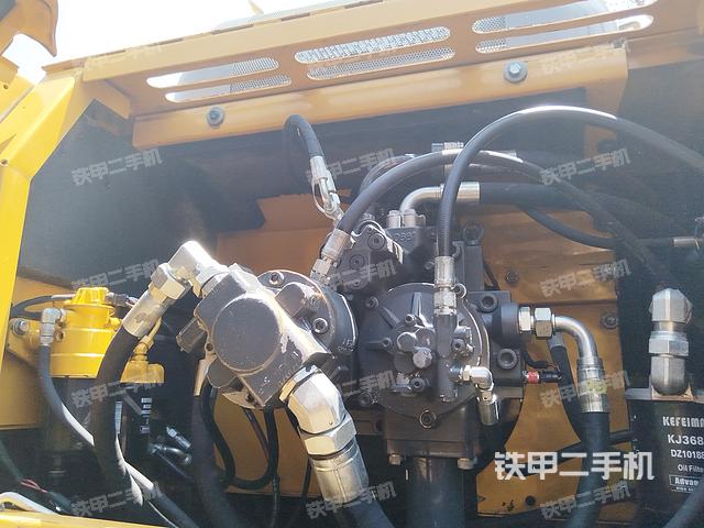 液压泵舱室正面整体（整机外观）