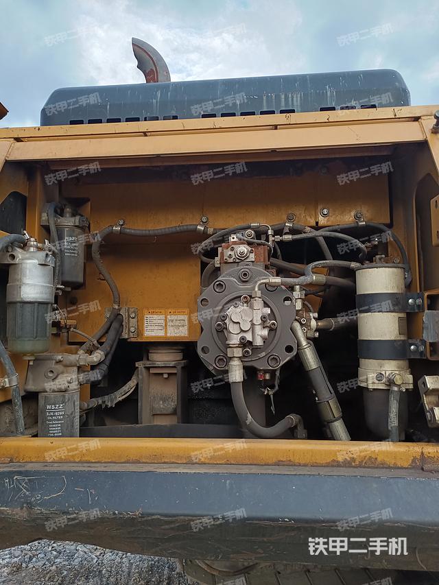 液压泵舱室正面整体（整机外观）