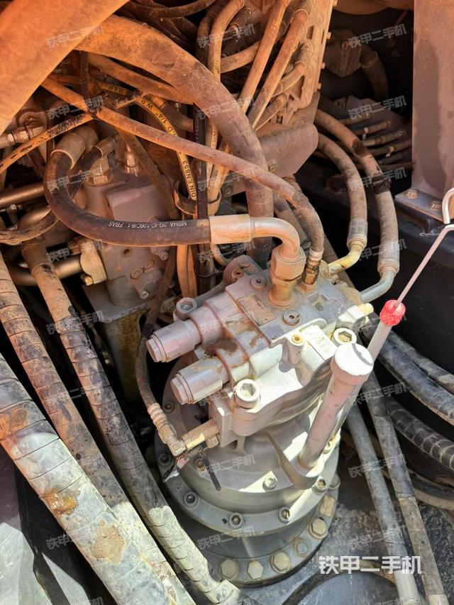 回转马达和主控阀（整机外观）