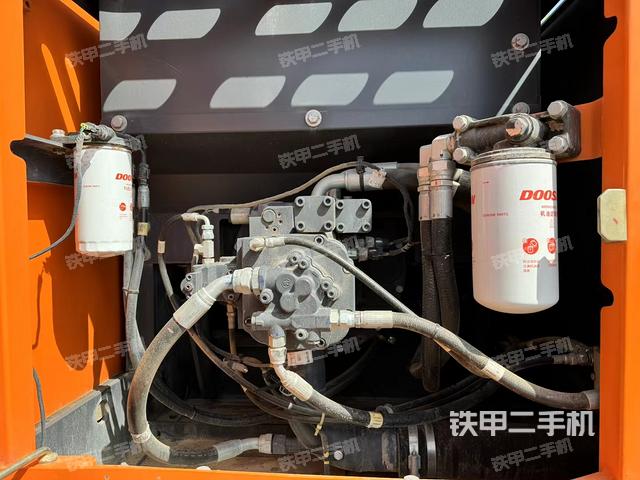 液压泵舱室正面整体（整机外观）