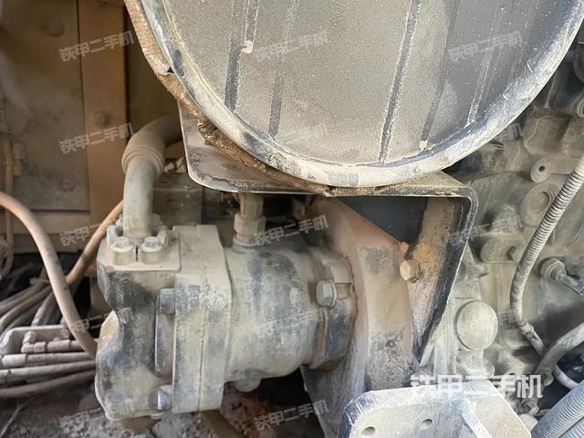 液压泵舱室正面整体（整机外观）