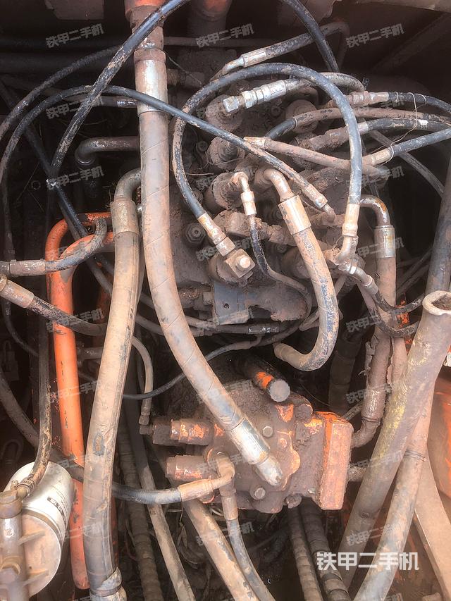 回转马达和主控阀（整机外观）