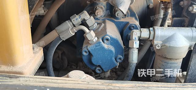 液压泵舱室正面整体（整机外观）