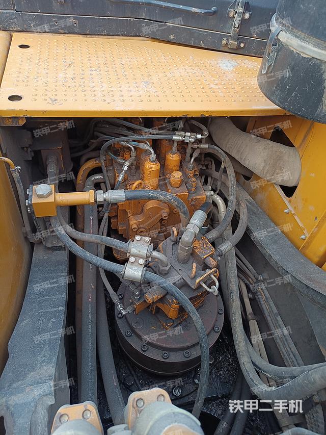 回转马达和主控阀（整机外观）