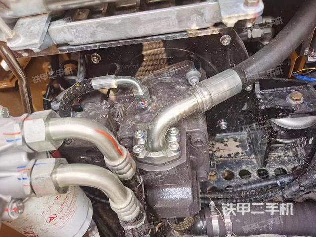 液压泵舱室正面整体（整机外观）