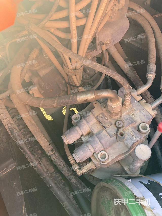 回转马达和主控阀（整机外观）