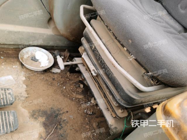 行走控制手柄和踏板?俯拍（駕駛室部分）