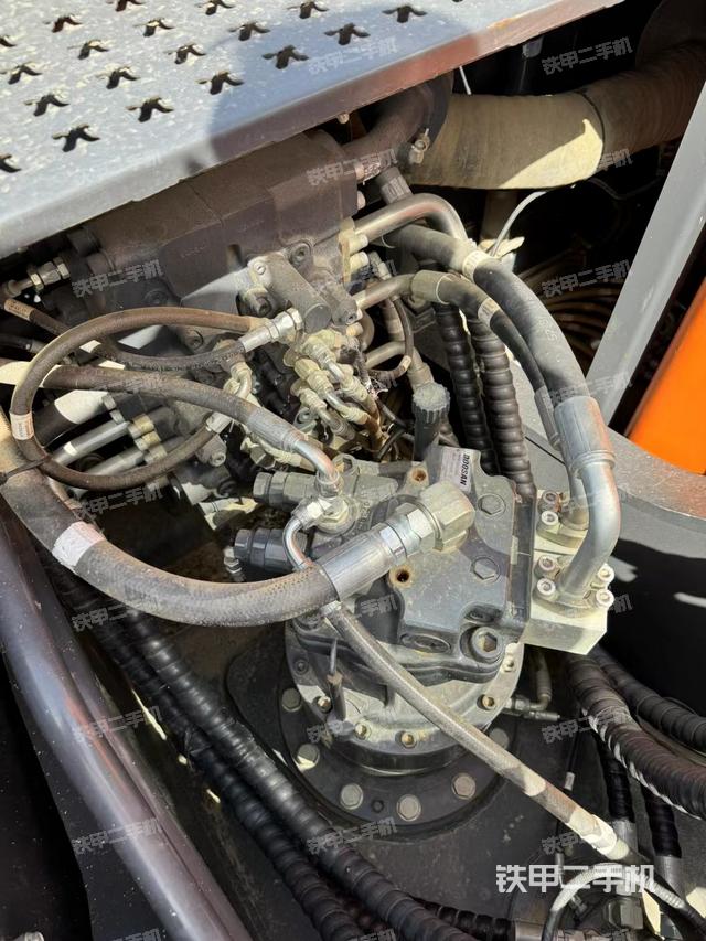 回转马达和主控阀（整机外观）