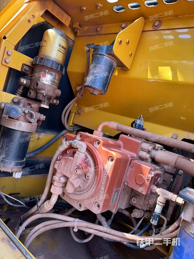 液压泵舱室正面整体（整机外观）