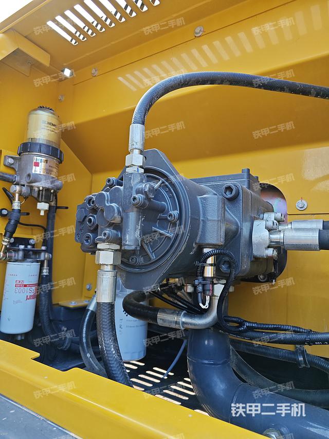 液压泵舱室正面整体（整机外观）