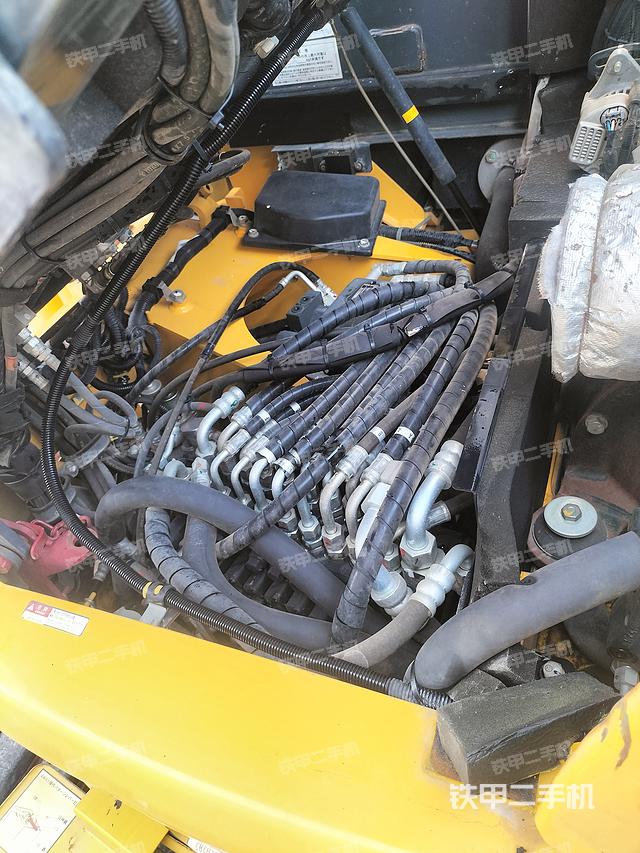 回转马达和主控阀（整机外观）