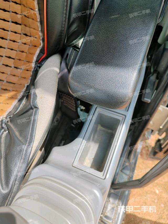座椅左側(cè)控制臺/音響/含左手柄(駕駛室部分) 座椅左側(cè)控制臺/音響/含左手柄(駕駛室部分)