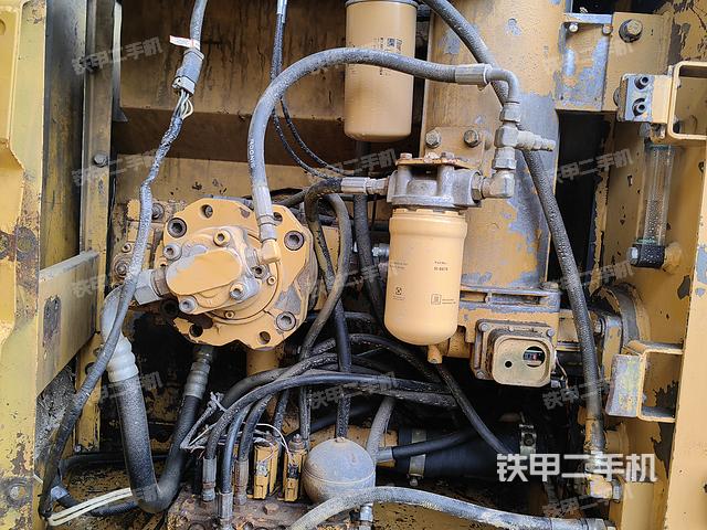 液压泵舱室正面整体（整机外观）