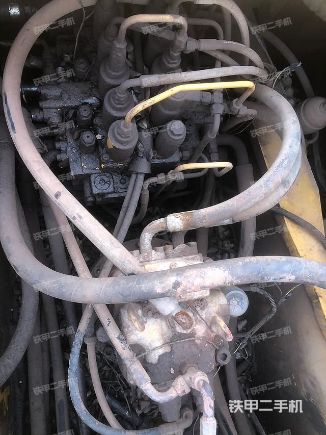 回转马达和主控阀（整机外观）