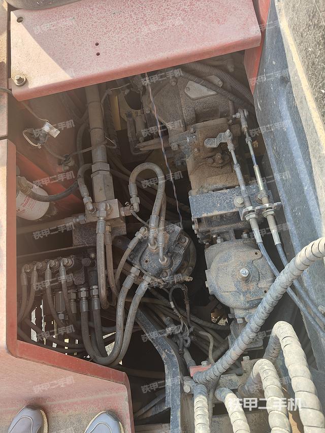 液压泵舱室正面整体（整机外观）