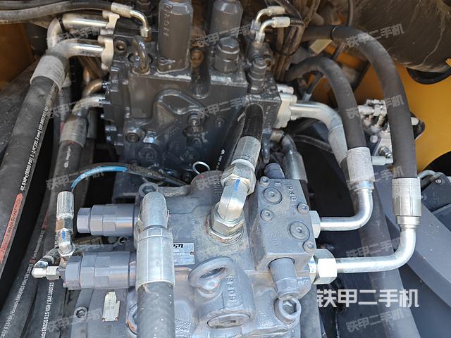 回转马达和主控阀（整机外观）