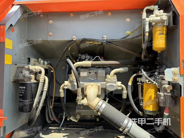 液压泵舱室正面整体（整机外观）