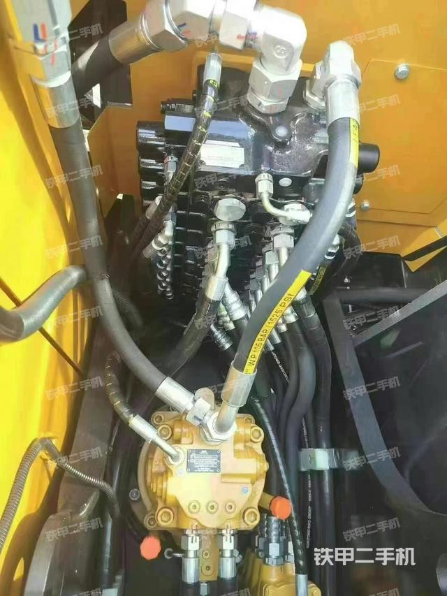 回转马达和主控阀（整机外观）