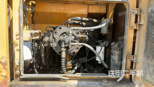 液压泵舱室正面整体（整机外观）