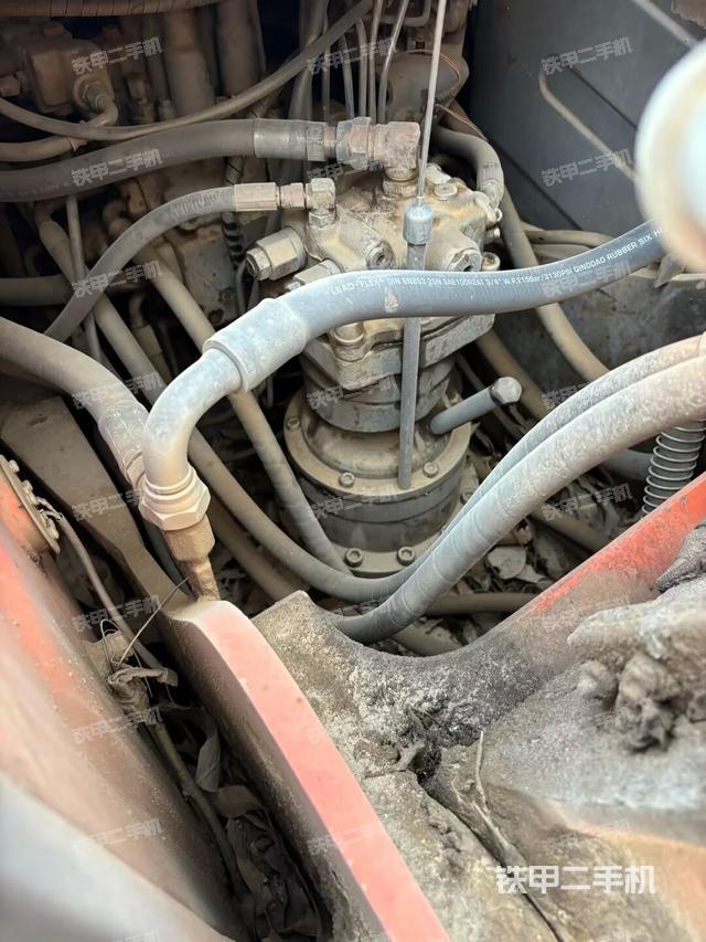 回转马达和主控阀（整机外观）