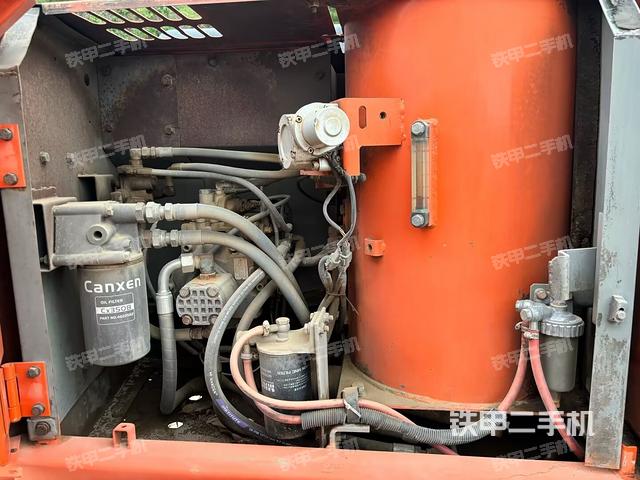 液压泵舱室正面整体（整机外观）