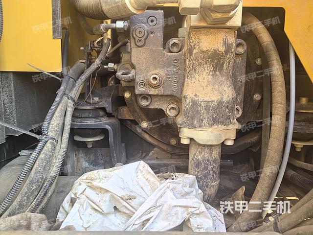 液压泵舱室正面整体（整机外观）