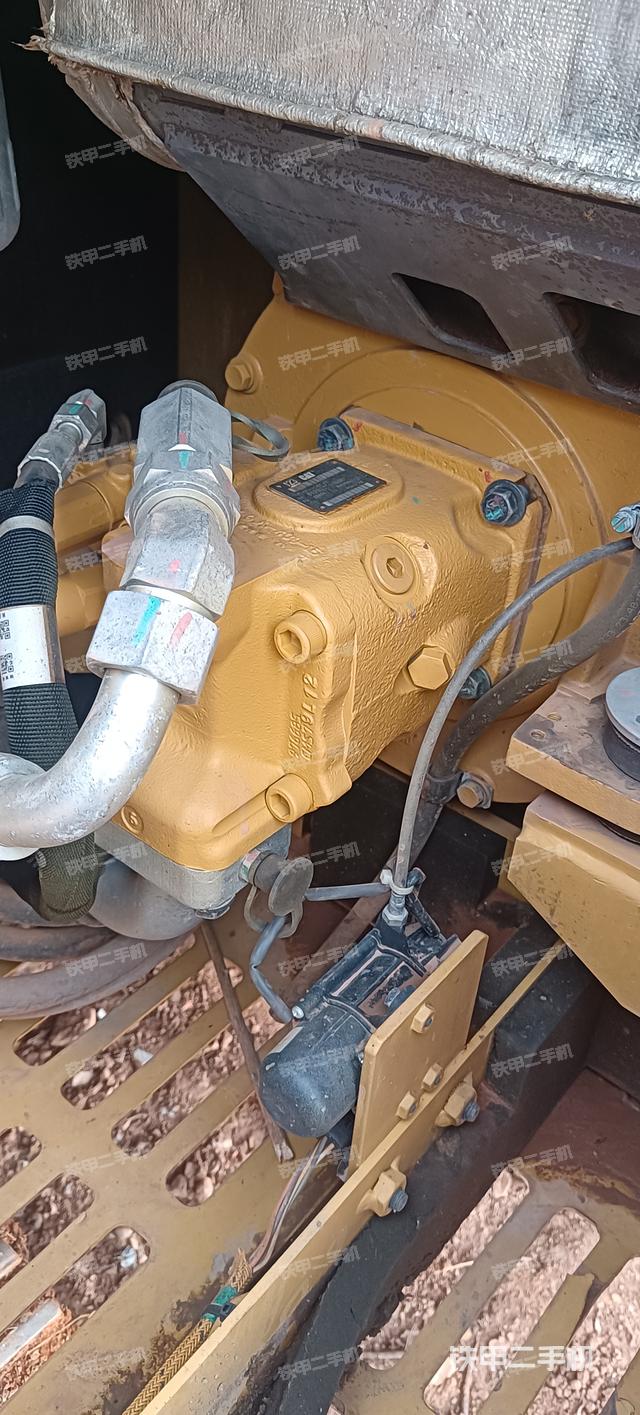 液压泵舱室正面整体（整机外观）