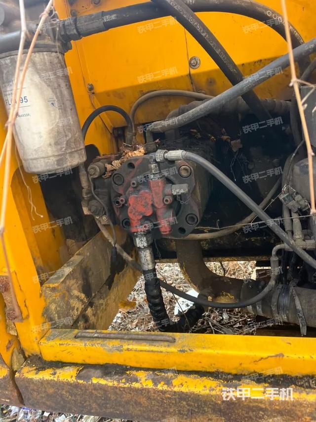 液压泵舱室正面整体（整机外观）