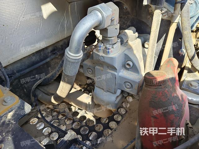 液压泵舱室正面整体（整机外观）