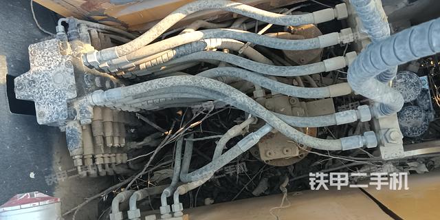 回转马达和主控阀（整机外观）