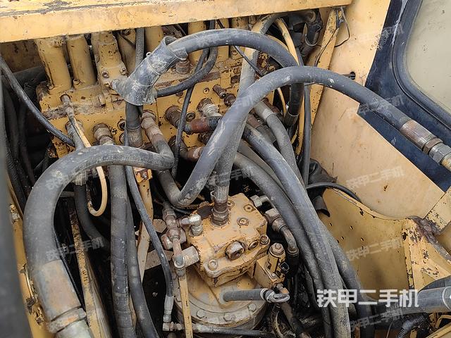 回转马达和主控阀（整机外观）