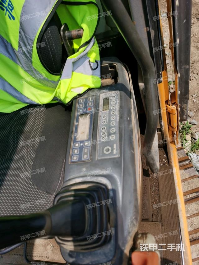 左后方玻璃角標（駕駛室部分）