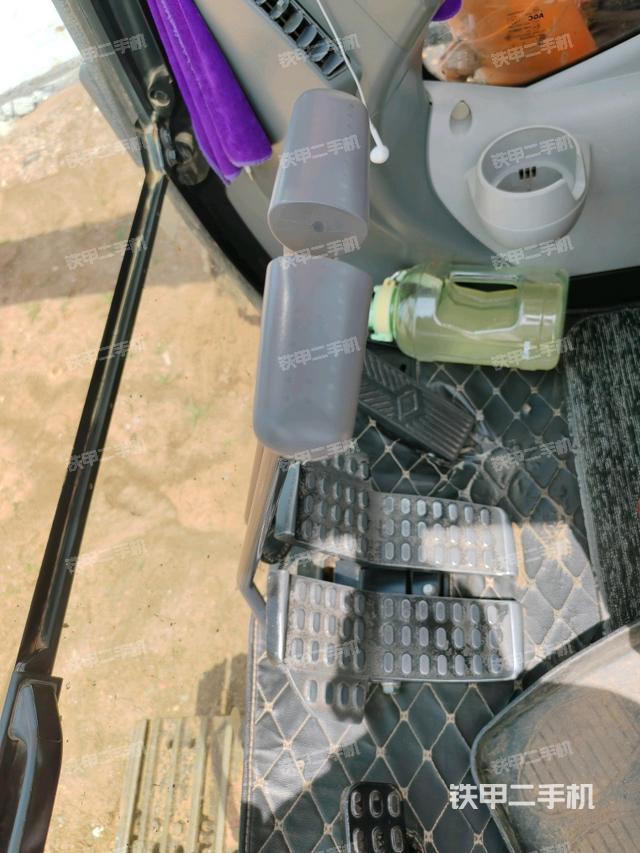 行走控制手柄和踏板?俯拍(駕駛室部分) 行走控制手柄和踏板?俯拍(駕駛室部分)