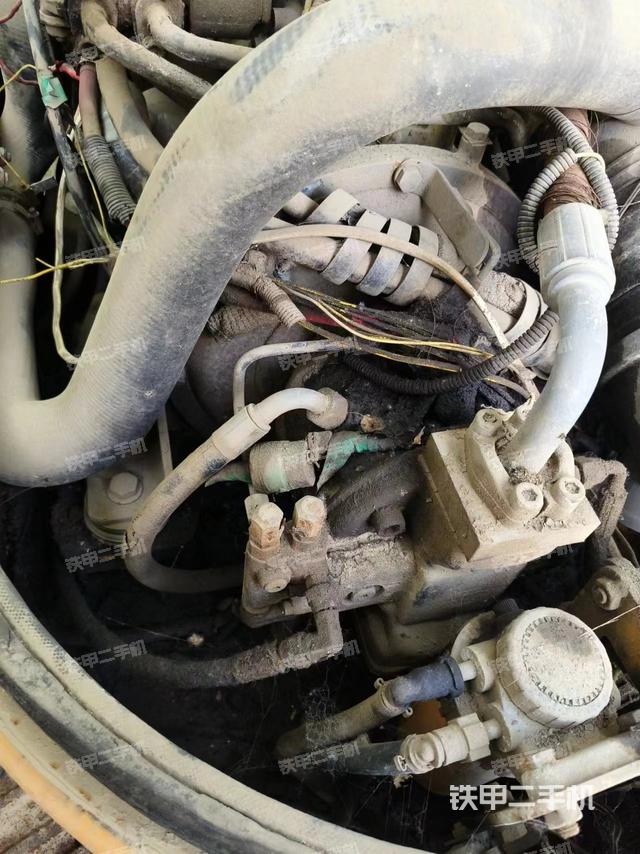 液压泵舱室正面整体（整机外观）